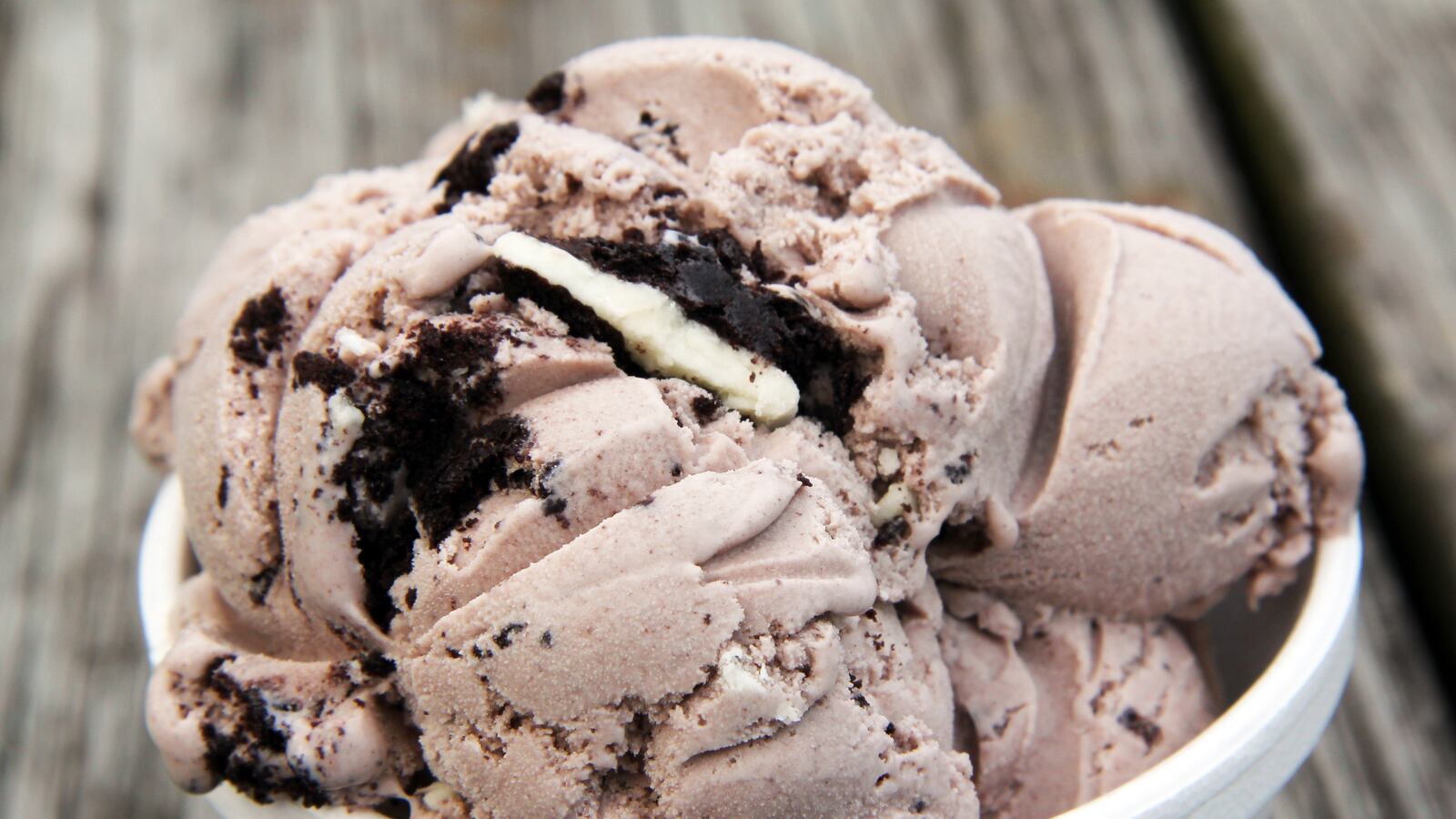 articles/2014/07/27/dr-mike-s-makes-the-best-ice-cream-on-earth/140723-roadfood-dr-mikes-tease_j1pqsy