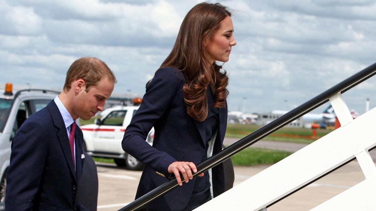 cheats/2011/06/30/will-and-kate-landing-in-north-america/kate-will-canada-cheat_qb67yz