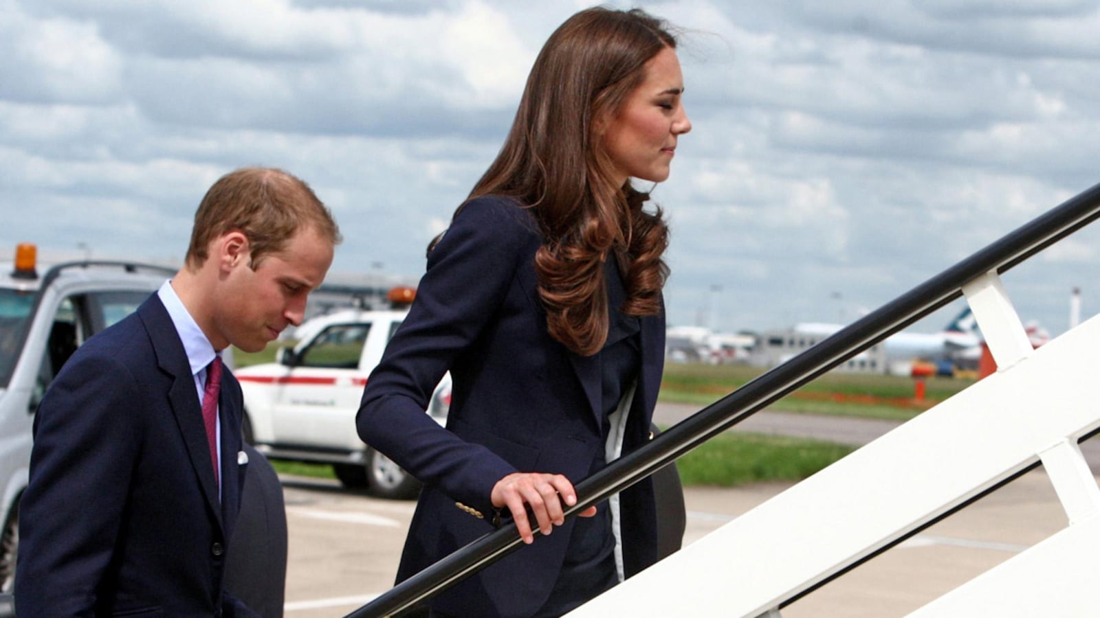 cheats/2011/06/30/will-and-kate-landing-in-north-america/kate-will-canada-cheat_qb67yz