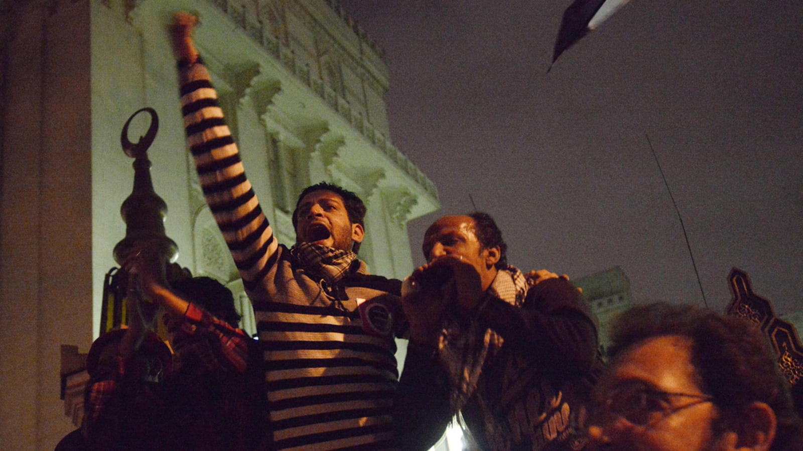 cheats/2012/12/05/egyptian-protesters-camp-out0/egypt-pres-palace-protests-cheat_rebr4q