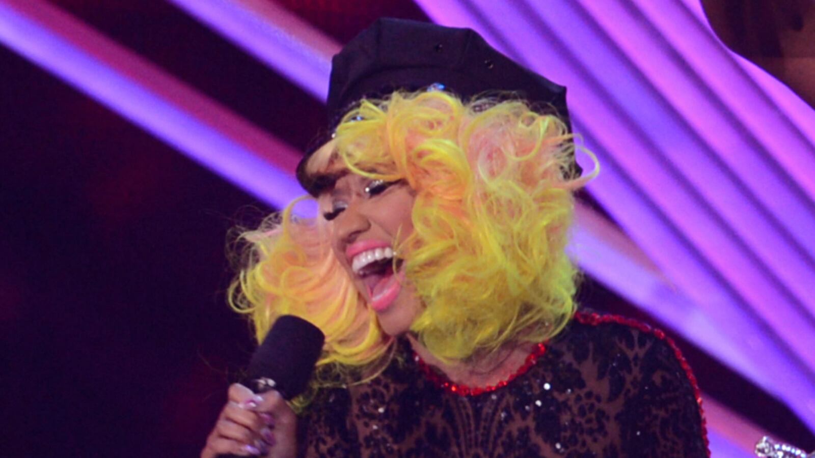 cheats/2012/10/04/minaj-carey-feud-continues/minaj-tweets-support-for-obama-cehat_vbojnn