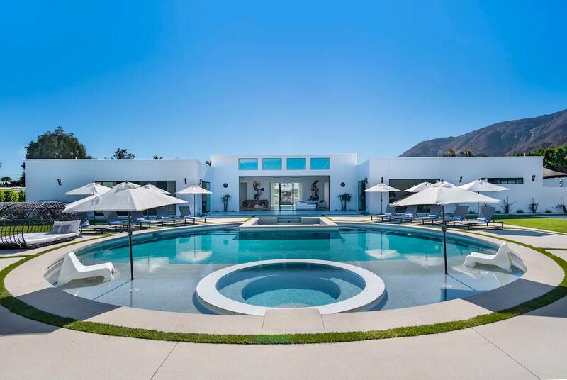 220713-omg-palm-springs-02_sz3bdr