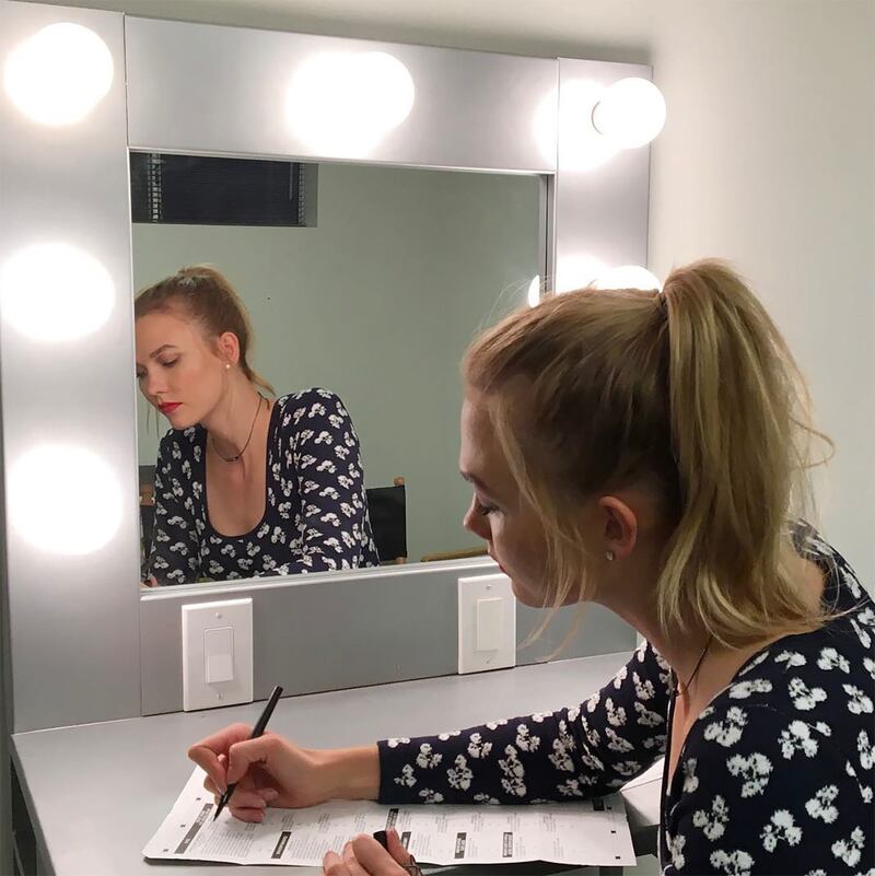 galleries/2016/11/08/celebs-celebrate-election-day-with-voting-selfies/161108-celebs-voting-karlie-kloss_yabvfd