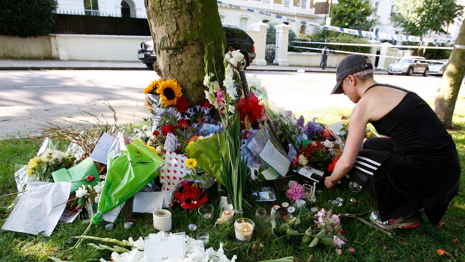 cheats/2011/07/24/winehouse-fans-flock-to-london/amy-winehouse-fans-cheat_v3m3lw