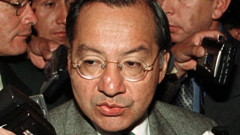 Manuel Rocha talks to reporters in 2001.