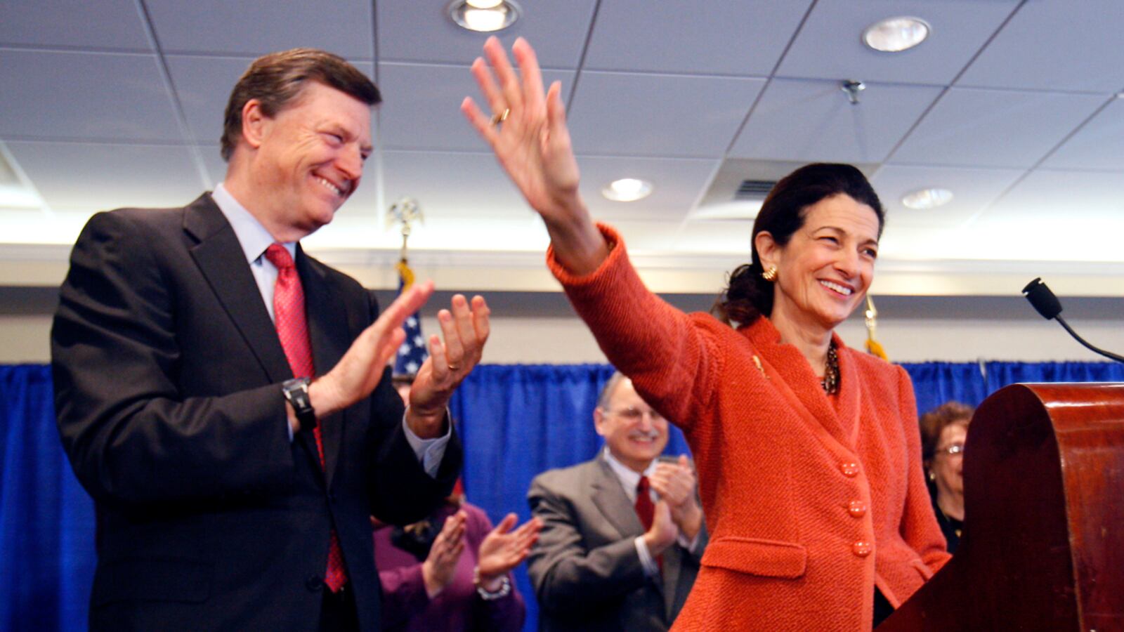 articles/2012/03/04/olympia-snowe-latest-to-leave-as-the-senate-s-center-collapses/snowe-and-senate-mckinnon_l7qhcf