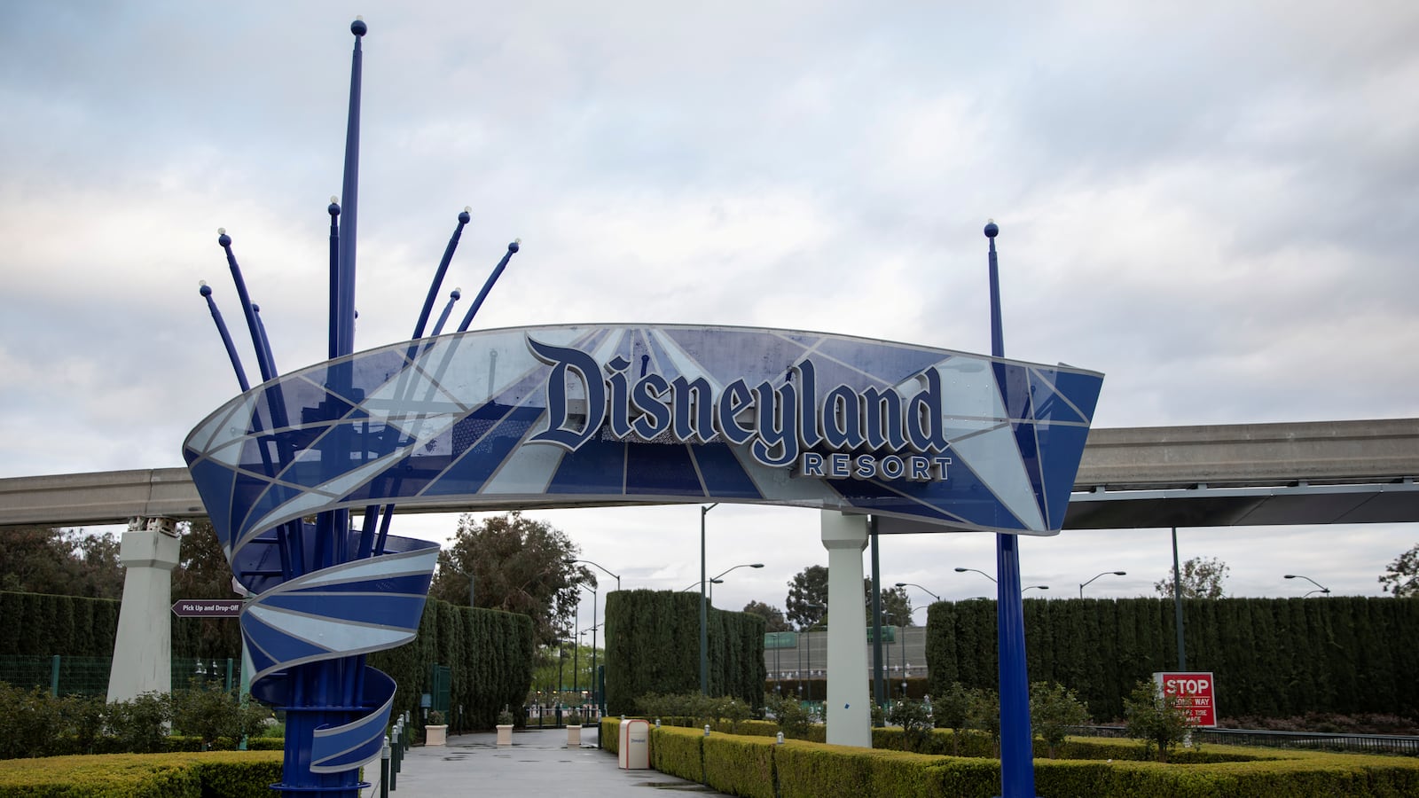 2020-06-19T000000Z_1394943699_RC2KCH9IRA09_RTRMADP_3_HEALTH-CORONAVIRUS-DISNEY_aagjco