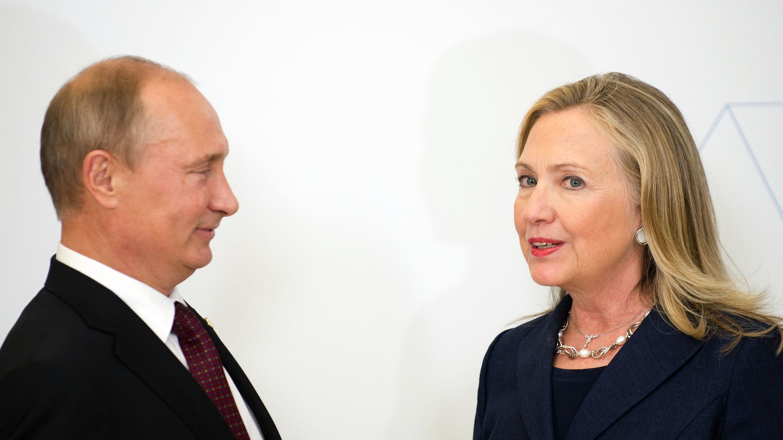 articles/2014/03/07/kudos-to-hillary-for-playing-the-hitler-card/140306-hillary-putin-tomasky-tease_bve48u