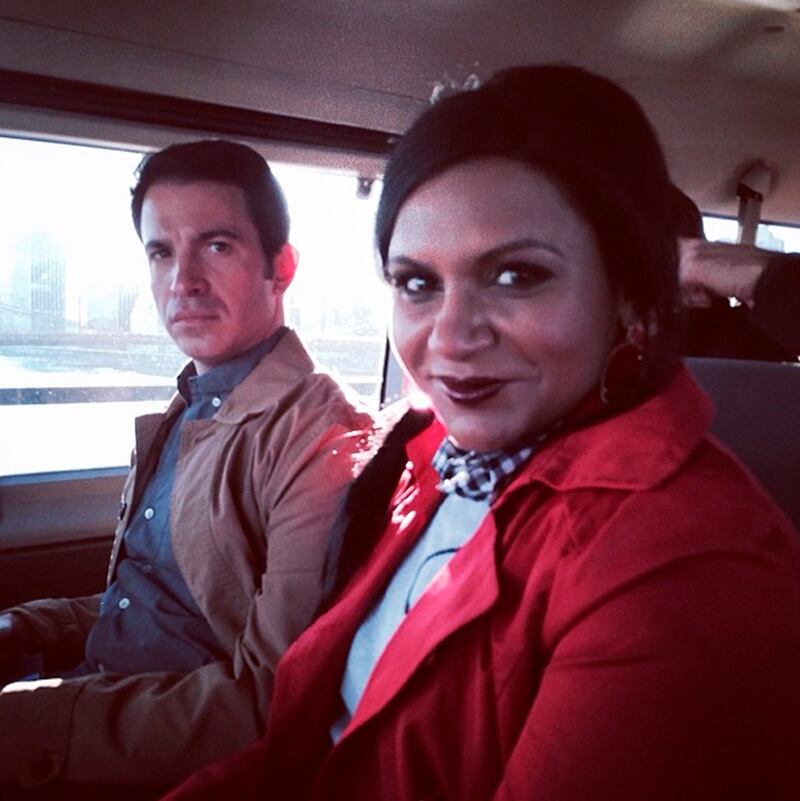 galleries/2014/04/20/miley-cyrus-biden-and-obama-and-the-best-celebrity-selfies-of-the-week/140418-kaling-selfie_yf5a5h