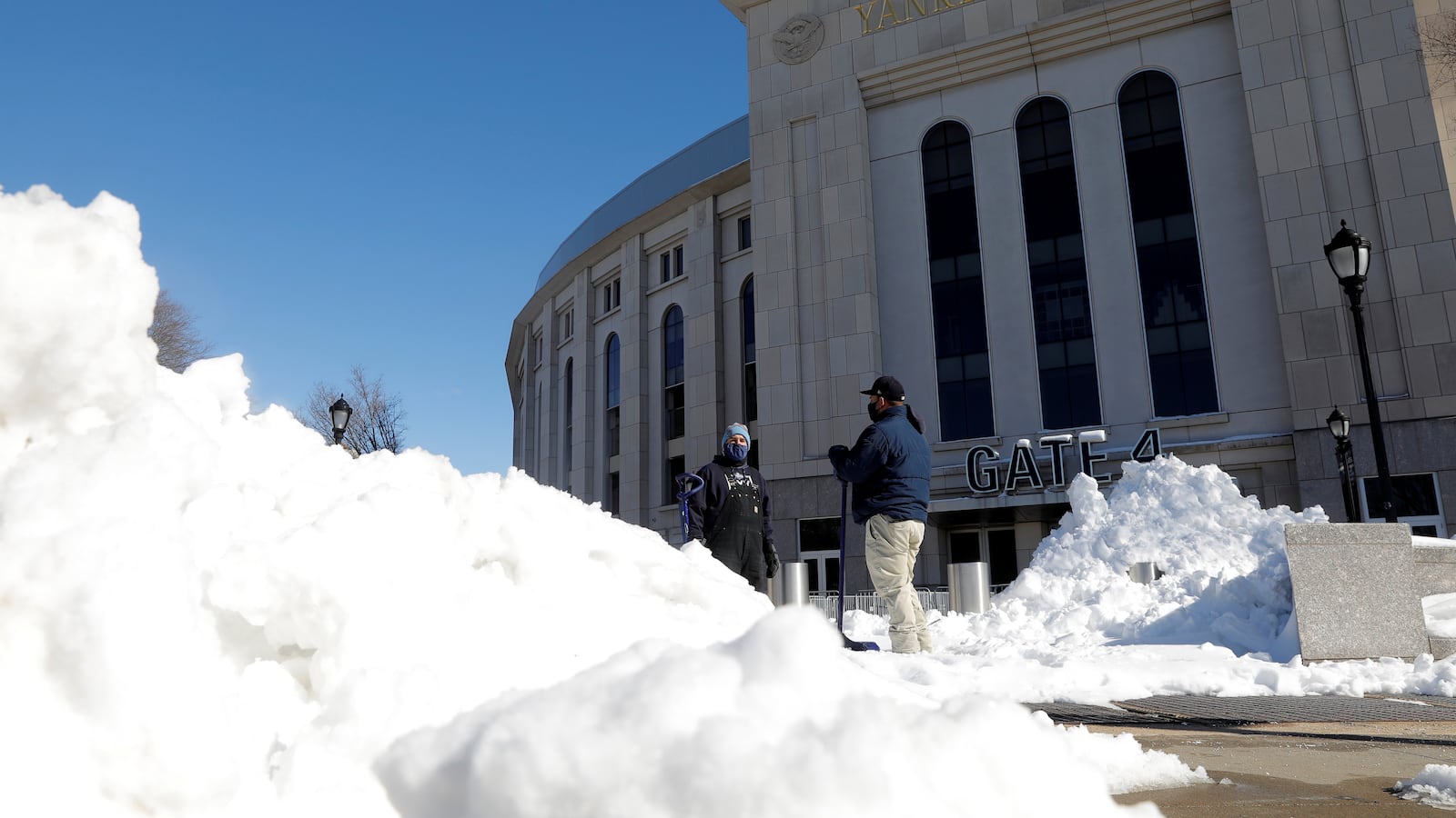 2021-02-04T165635Z_422667749_RC2SLL9NZ3MM_RTRMADP_3_HEALTH-CORONAVIRUS-VACCINES-NEW-YORK_kay6ga