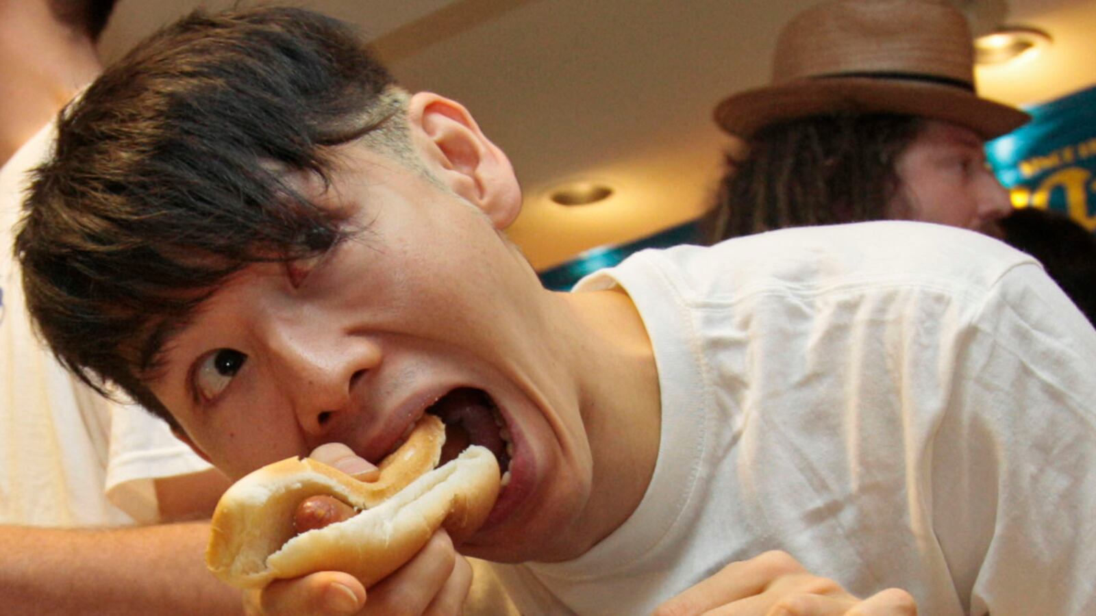 cheats/2011/07/02/hot-dog-eating-champ-eats-in-exile/takeru-kobayashi-hot-dogs-cheat_mwtvp1
