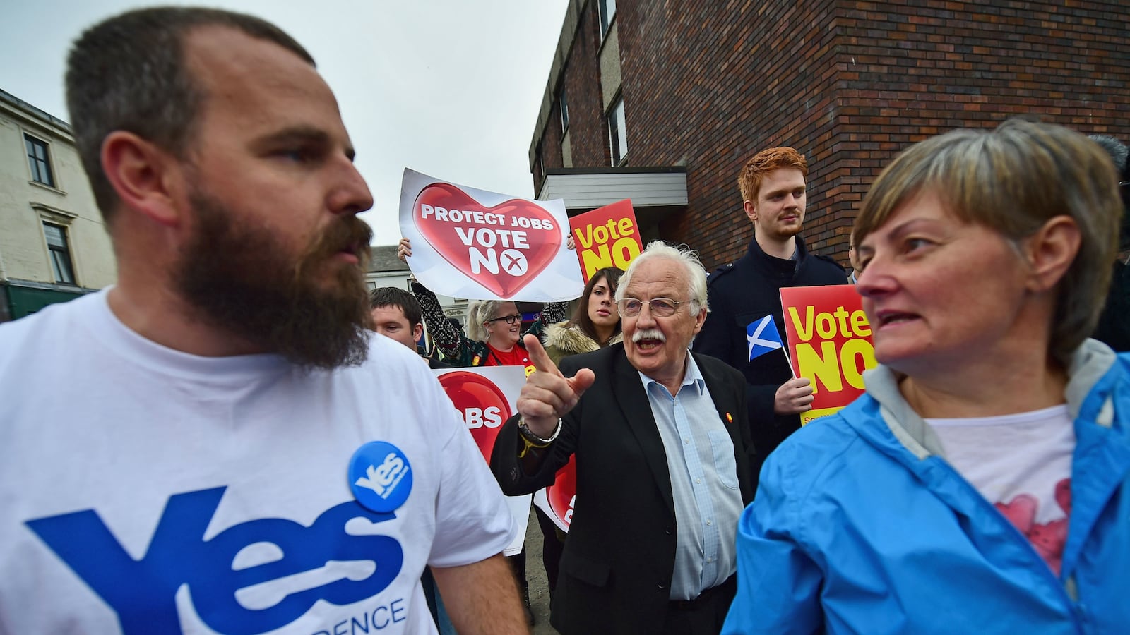 cheats/2014/09/16/millions-of-banknotes-sent-to-scotland/140916-scotland-independence-cheat_s63y1u