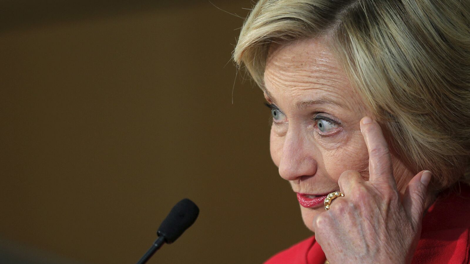 articles/2016/01/16/hey-hillary-end-your-cold-war-with-the-media/160115-tomasky-clinton-tease_wjw1g5