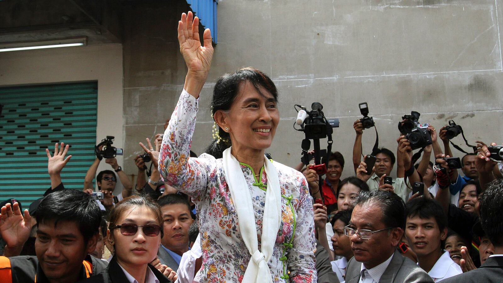 cheats/2012/05/30/suu-kyi-i-will-try-my-best/aung-san-suu-kyi-thailand-cheat_suzves