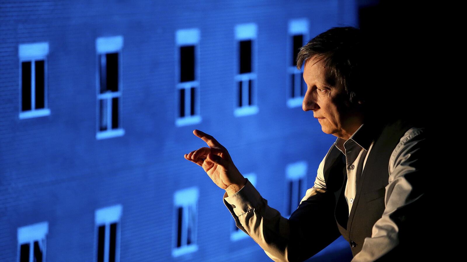 articles/2017/03/23/the-making-of-robert-lepage-s-theatrical-genius/170322-teeman-lepage-tease_hpcfan