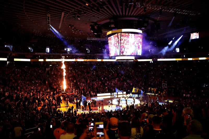 2017-10-01T025204Z_1754920571_RC1F6F8E62A0_RTRMADP_3_BASKETBALL-NBA-CURRY_g6yuee