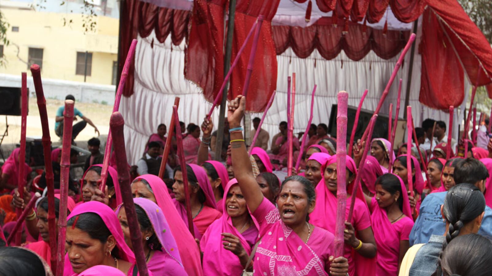 galleries/2011/02/25/india-s-pink-vigilantes/pink-gang-4_hfgxdf