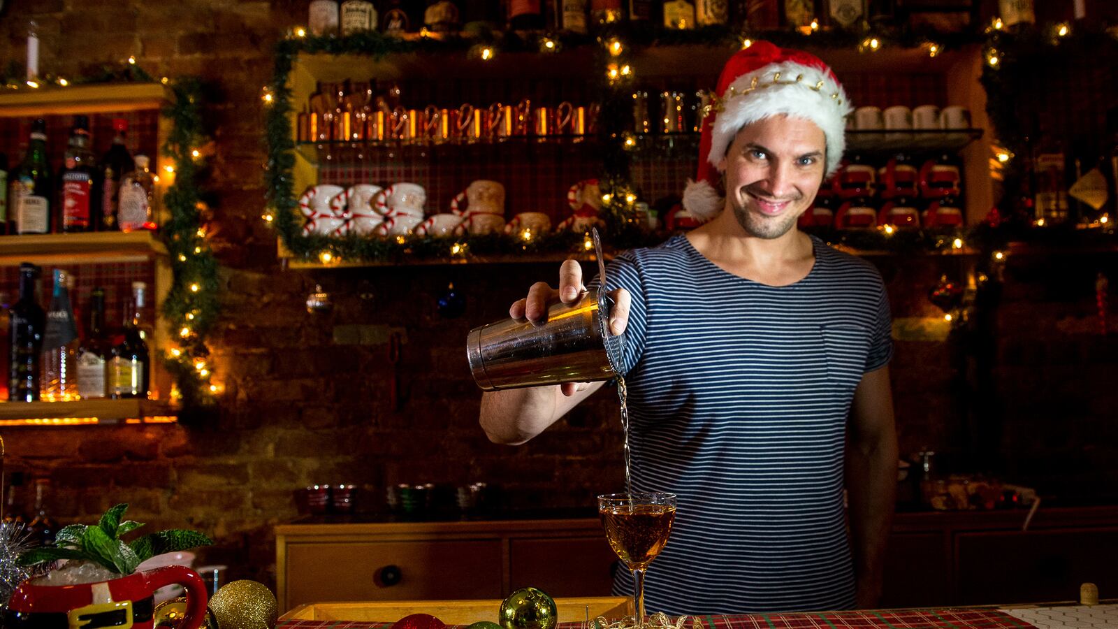 articles/2016/12/22/over-the-top-restaurant-and-bar-holiday-decorations/161221-rothbaum-miracle-on-ninth-street-tease_rugkqi