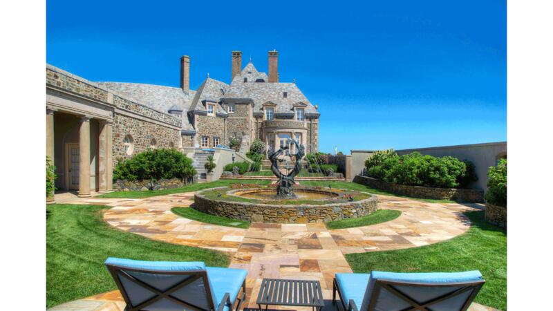 171104-mcnearney-omg-i-want-this-house-35_ro6s5h