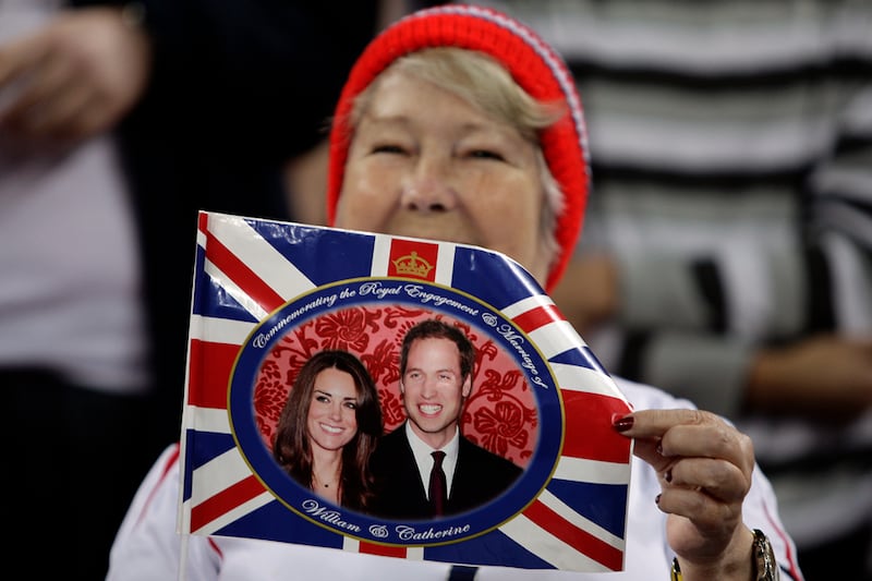 galleries/2011/04/05/royal-wedding-myths-and-rumors/royal-wedding-myths-rumors-fans_pkpylj