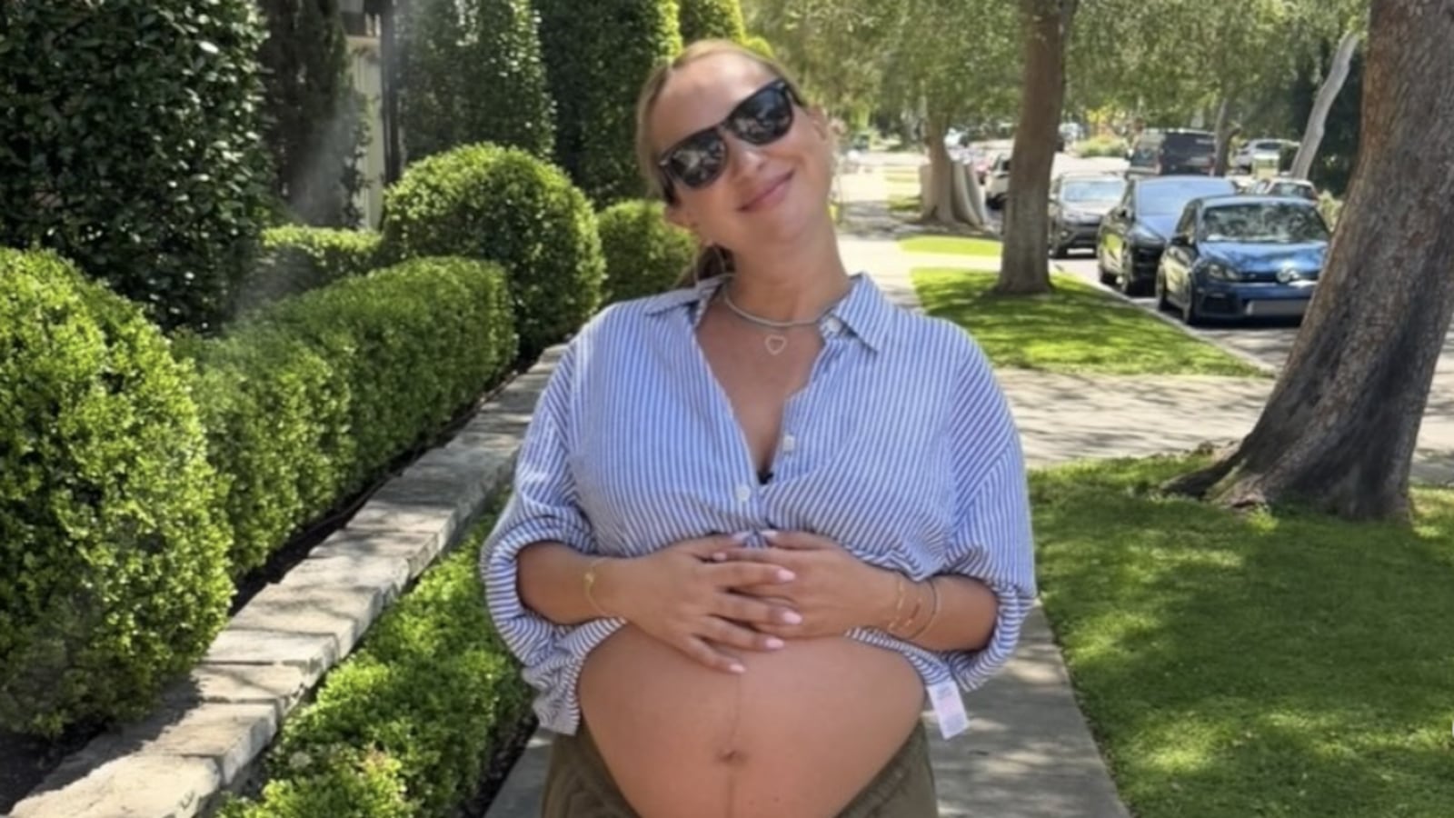 Jennifer Meyer shows off baby bump in a post to Instagram