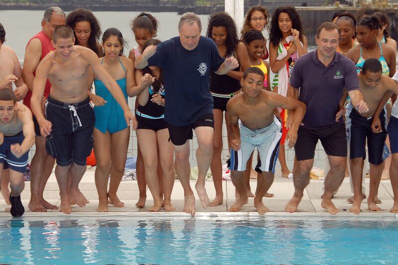 galleries/2013/05/25/vintage-summer-in-new-york-the-sweet-sweaty-city-life/130524-nyc-swim-bloomberg_go03pb