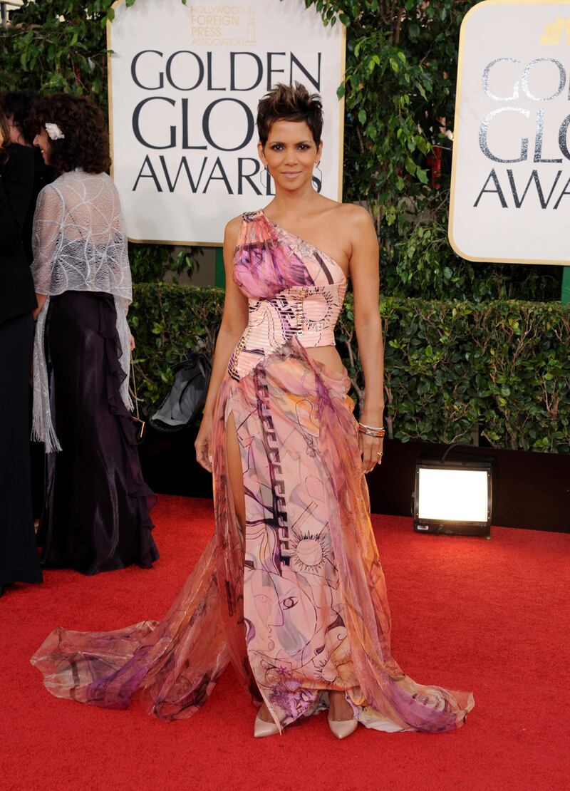 galleries/2013/01/13/best-dressed-at-the-golden-globes-awards-2013-photos/Halle-Berry-golden-globes-2013_ofjp84