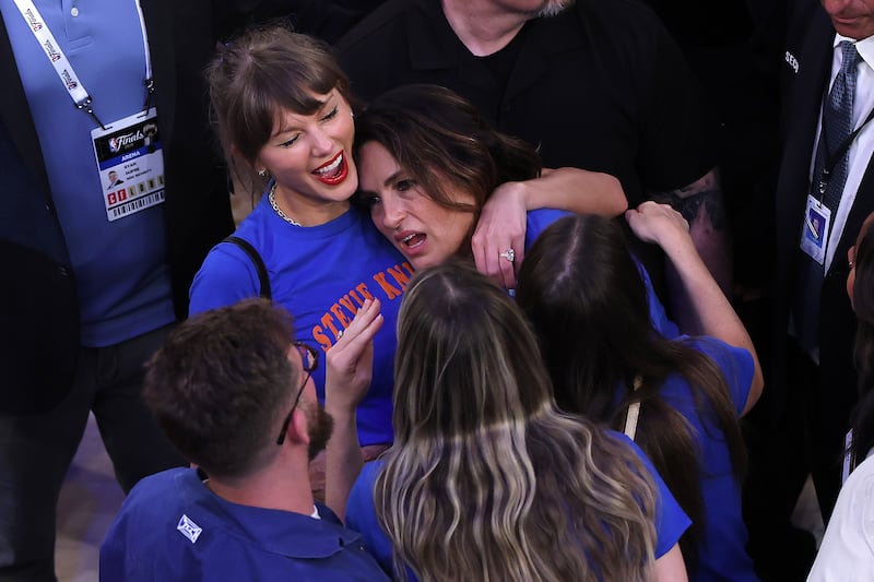 Taylor Swift and Mariska Hargitay