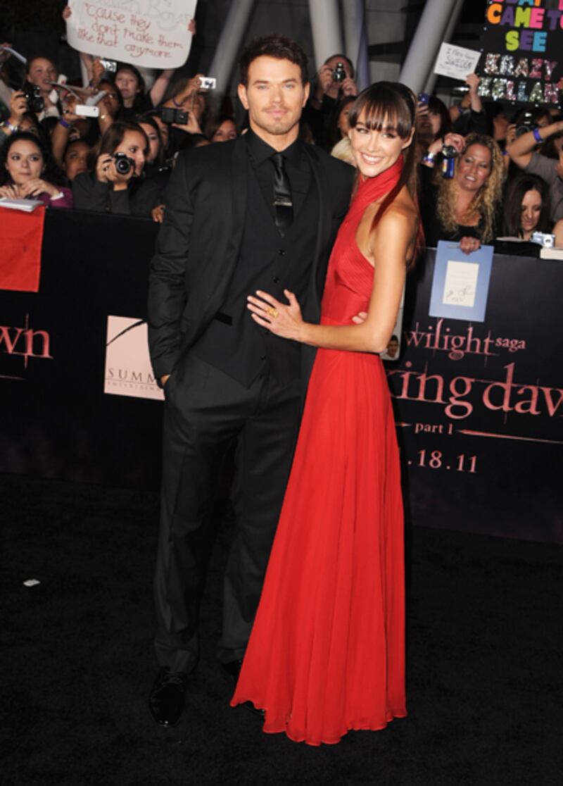 galleries/2011/11/14/twilight-premiere-photos/twilight-premiere-kellan-lutz_oozwzv