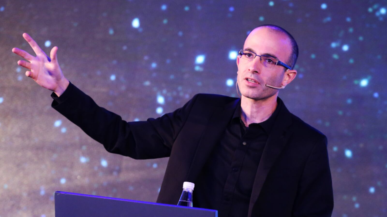 181012-porch-harari-hero_ijuiww