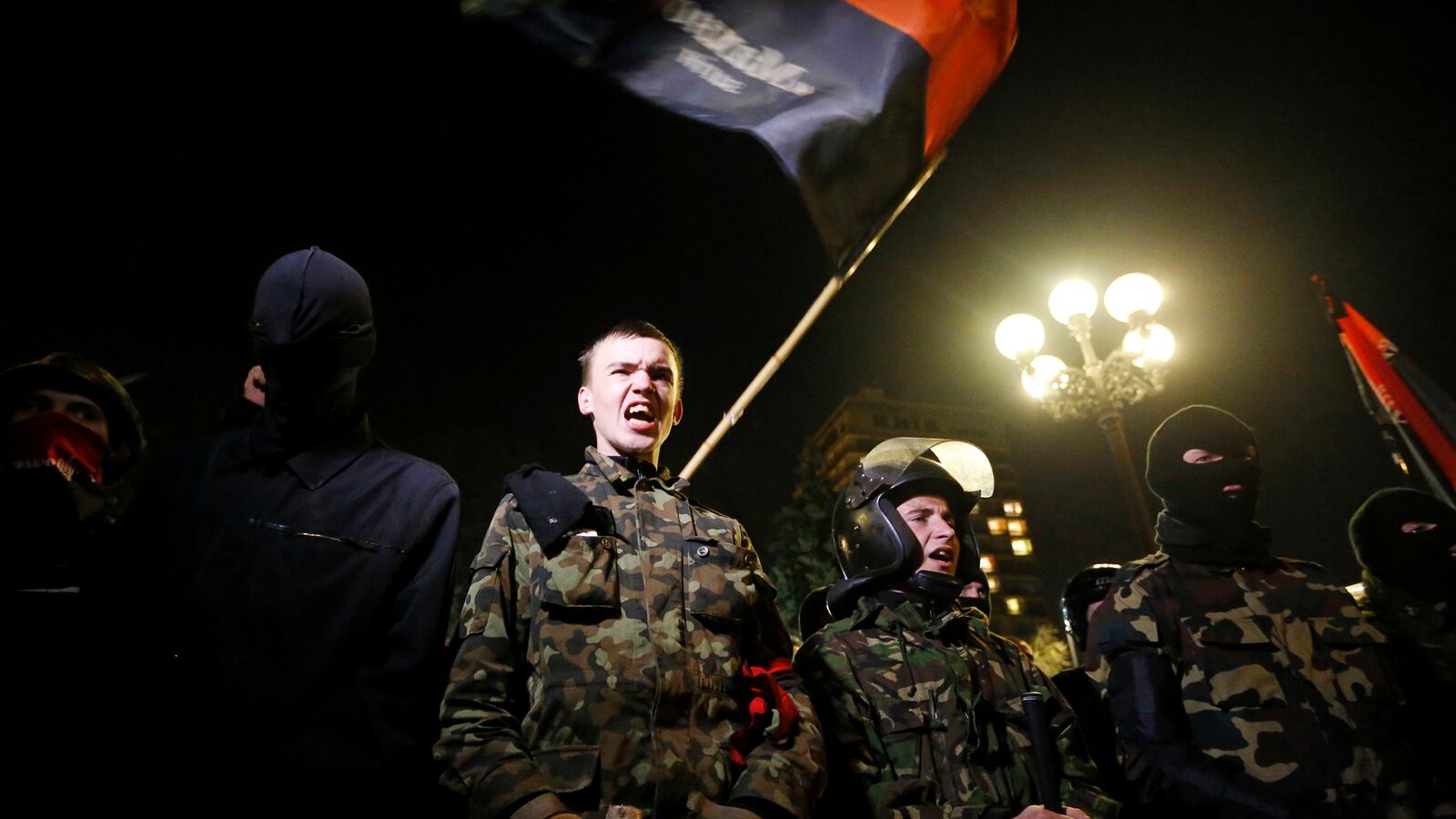 cheats/2014/04/02/far-right-ukrainian-shot-himself/140402-ukraine-rightsector-cheat_udtwu8