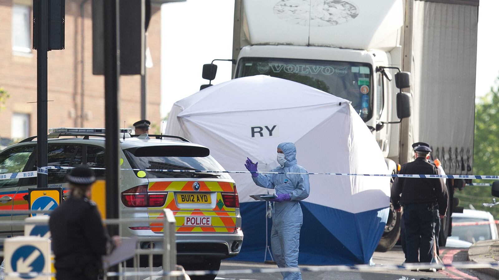 articles/2013/05/22/man-with-bloodied-hands-rants-after-london-machete-attack-video/130522-britain-attack-jukes-tease_y1s2mb