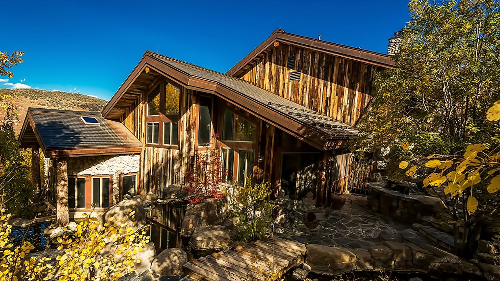 171022-mcnearney-omg-want-this-house-hero_w3pcum