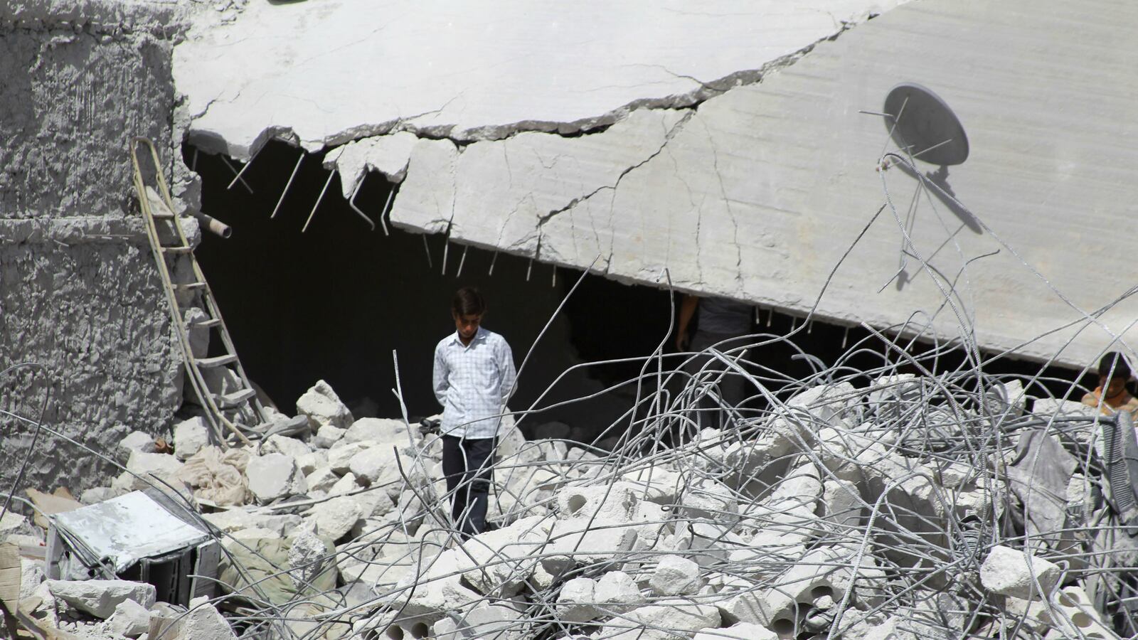 cheats/2014/09/25/isis-advances-despite-u-s-airstrikes/140925-syria-strikes-cheat_voayxd