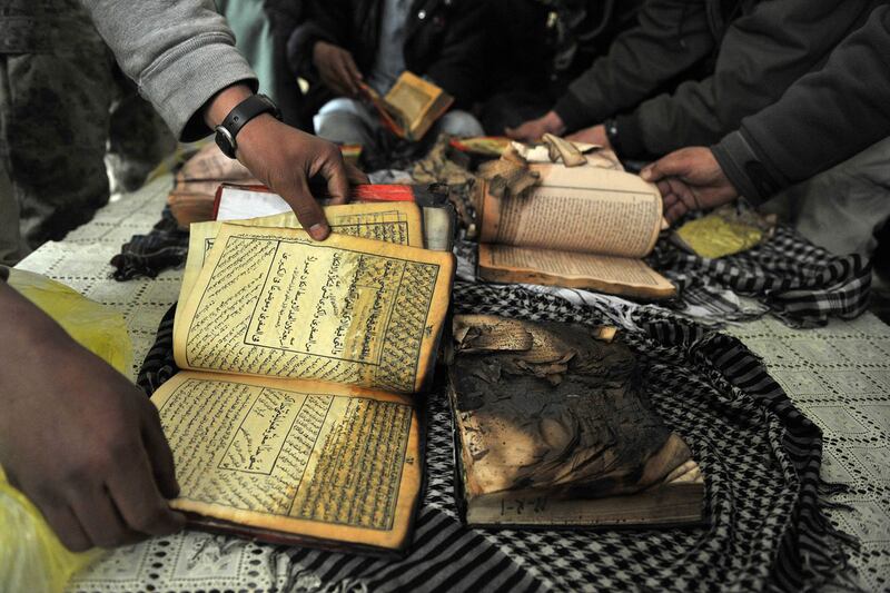 galleries/2012/02/23/quran-burning-protests-turn-deadly-in-afghanistan-photos/afghanistan-koran-burning-protest-koran2_vtxujf