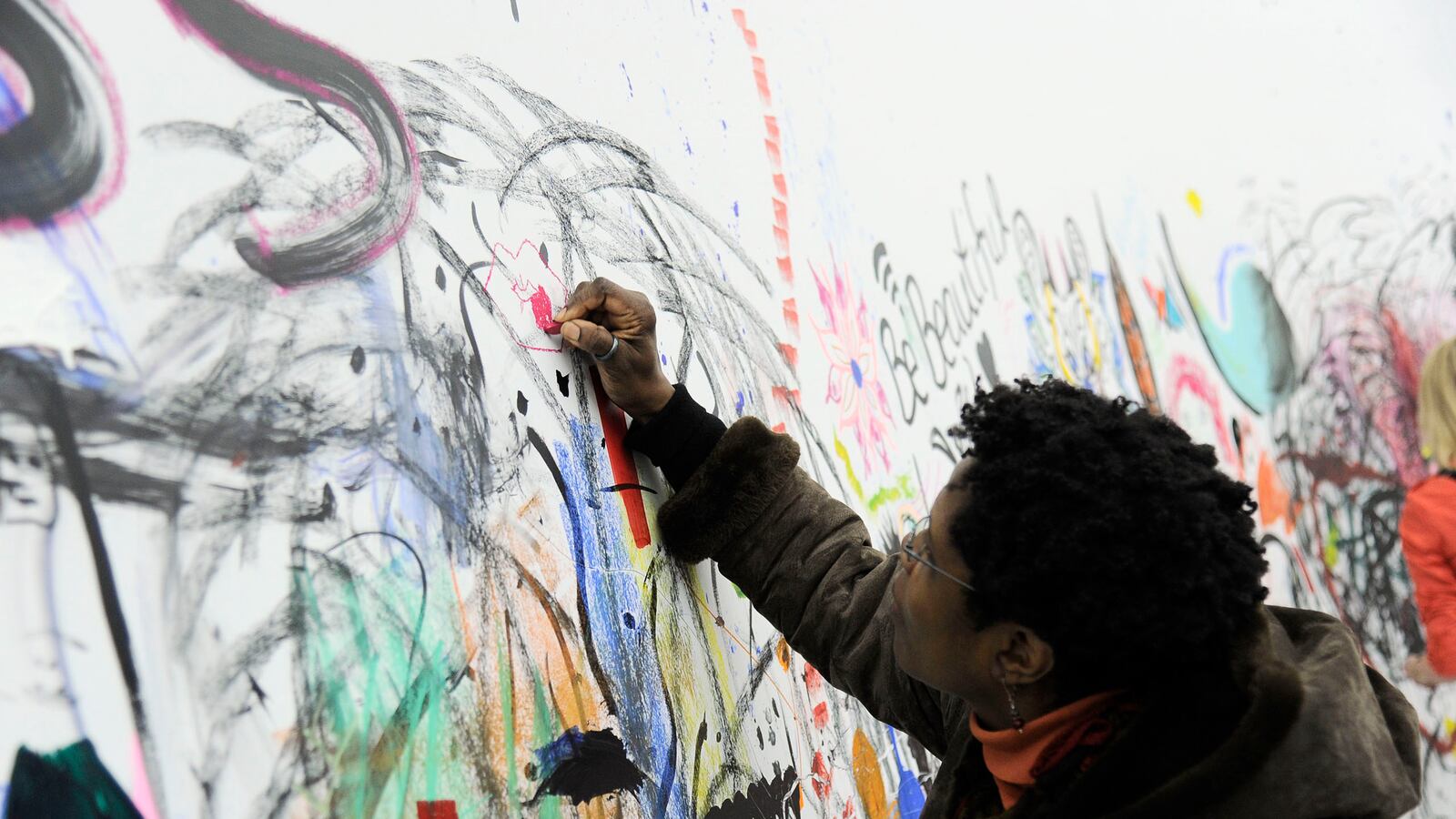 articles/2014/02/17/pawel-althamer-creates-art-that-s-by-the-people-for-the-people-at-the-new-museum/140214-dawson-althamer-3_bwlrbd