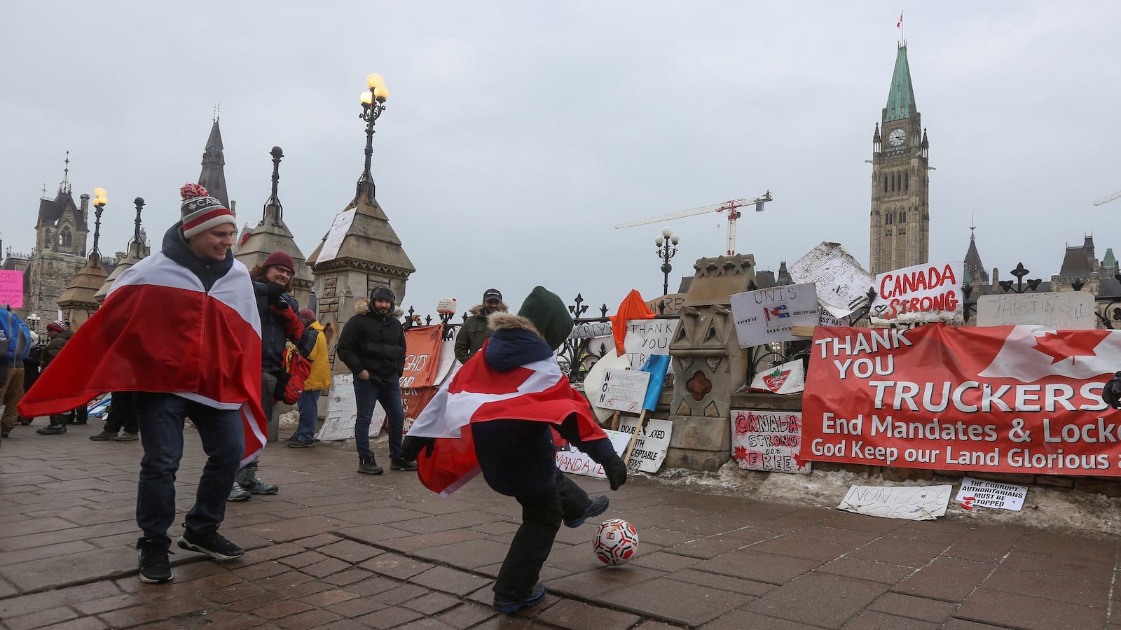 2022-02-09T221158Z_1657306741_RC2GGS93KEE8_RTRMADP_3_HEALTH-CORONAVIRUS-CANADA-TRUCKING_klfymj