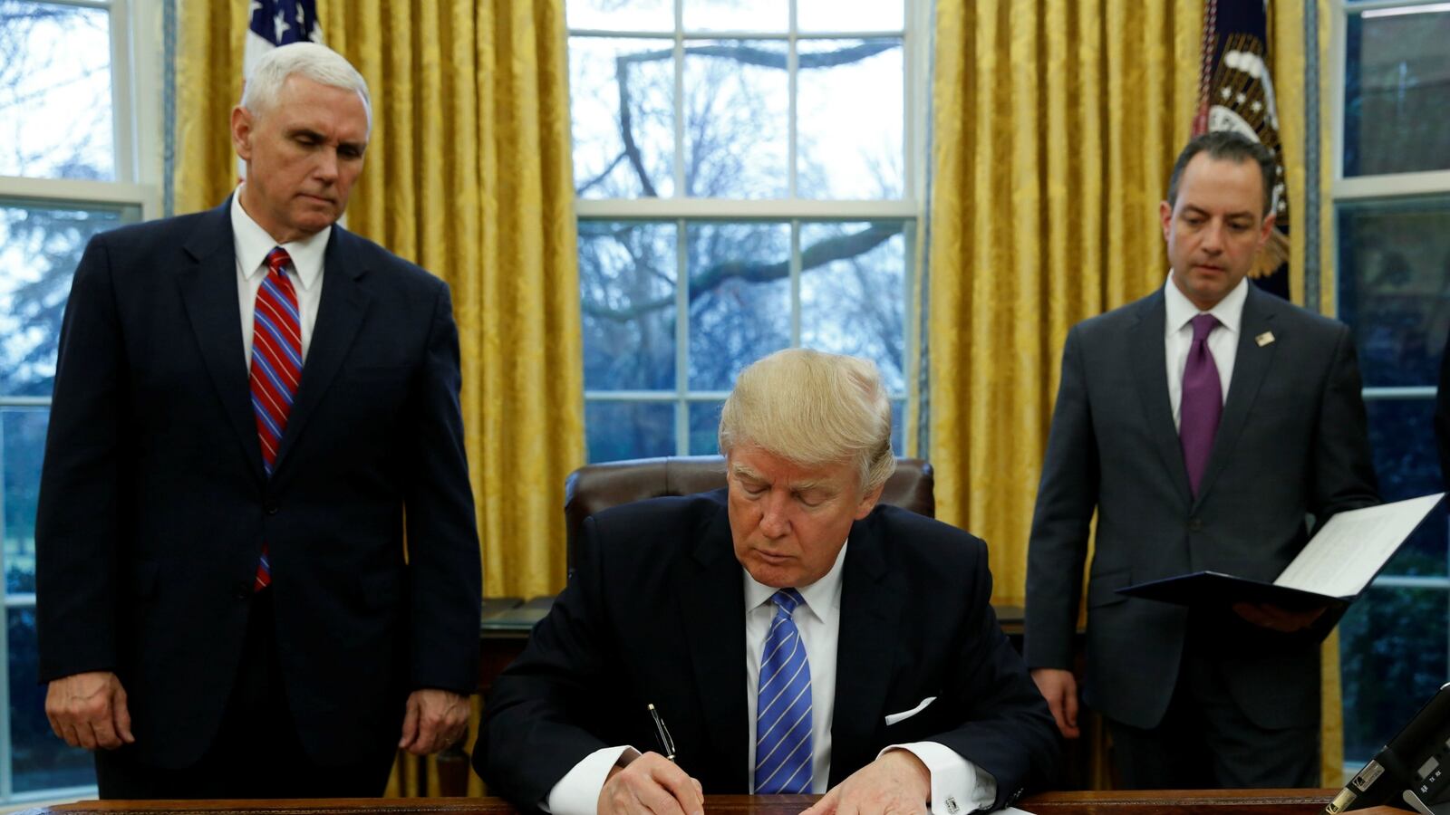 cheats/2017/01/23/trump-signs-tpp-withdrawal/170123-trump-tpp-sign-cheat_nuopio