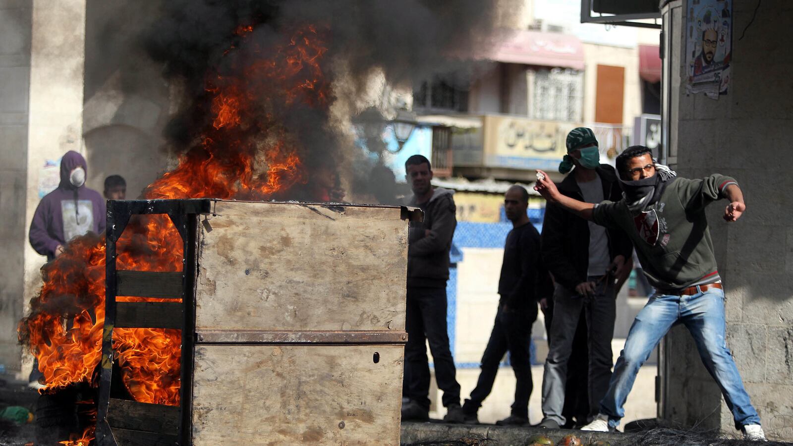 cheats/2012/11/21/violent-protests-hit-west-bank/palestinian-protests-turn-violent-cheat_v5p06l