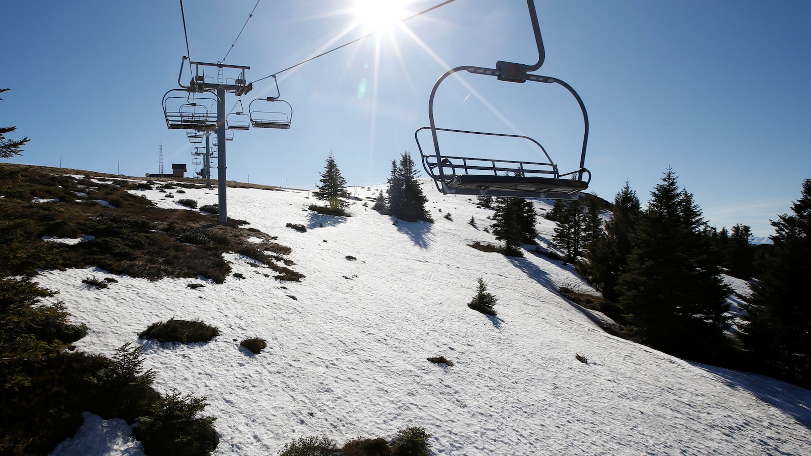 2020-02-12T000000Z_1302103236_RC2ZYE9OLPSS_RTRMADP_3_CLIMATE-CHANGE-FRANCE-SKIING_gsii5g