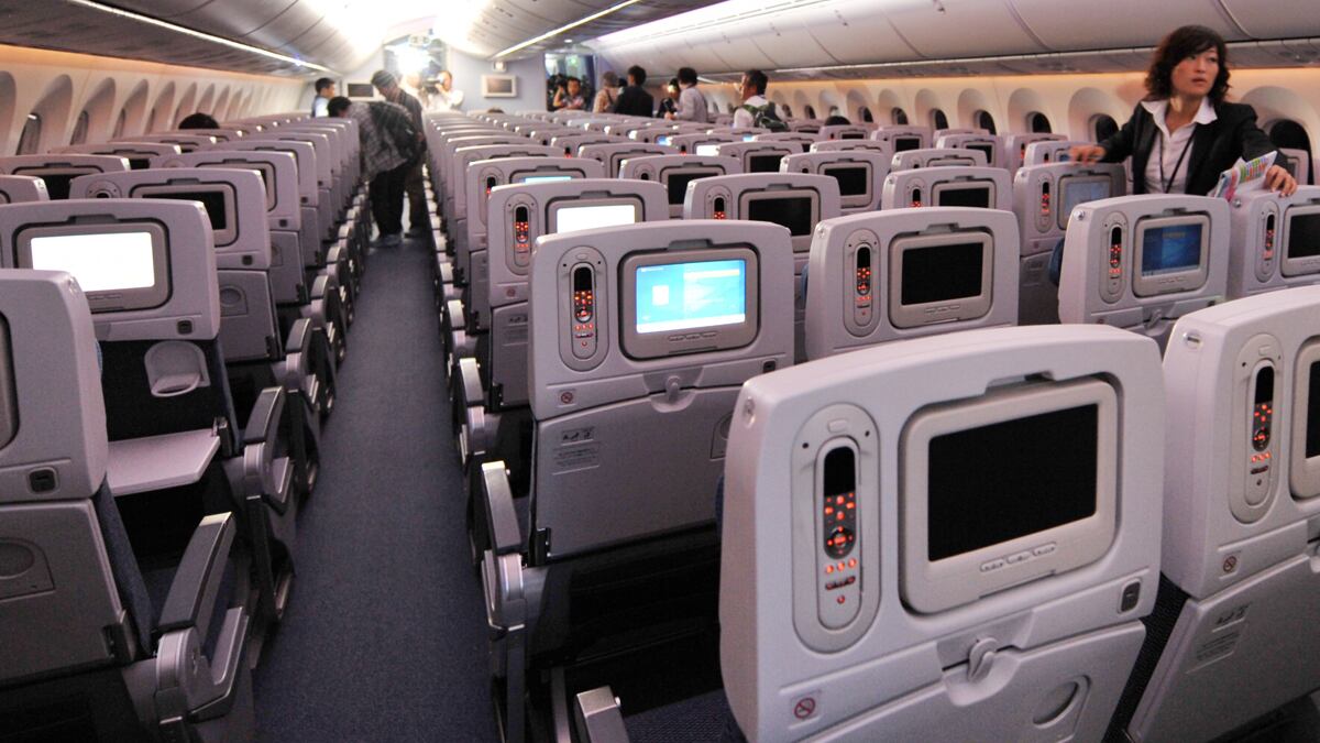 cheats/2011/11/27/man-watched-child-porn-on-flight/man-watches-child-porn-plane-cs_wpvjdt