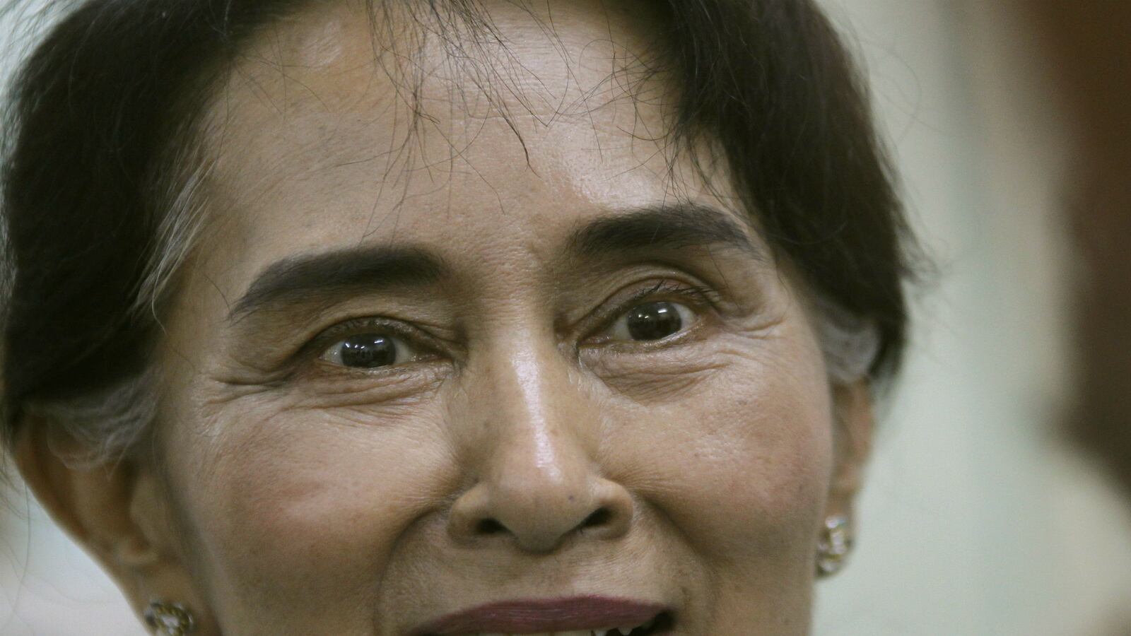 cheats/2014/10/31/burma-president-army-chief-meet-suu-kyi/141031-suu-kyi-cheat_jwldet