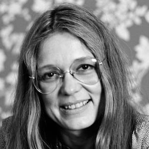 Portrait of American feminist leader and author Gloria Steinem in a room at a Holiday Inn, San Francisco, California, November 1977. (Photo by Janet Fries/Getty Images)