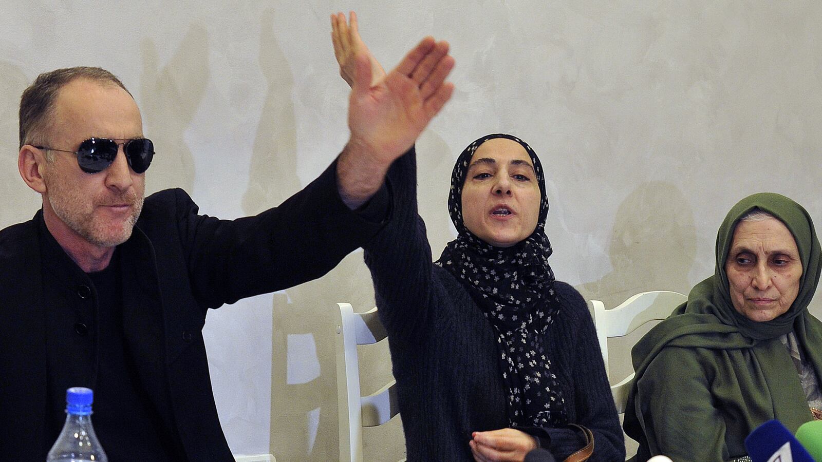 cheats/2013/04/26/bombing-suspects-parents-blame-the-u-s/130426-tsarnaev-terror-warning-cheat_dxsssf