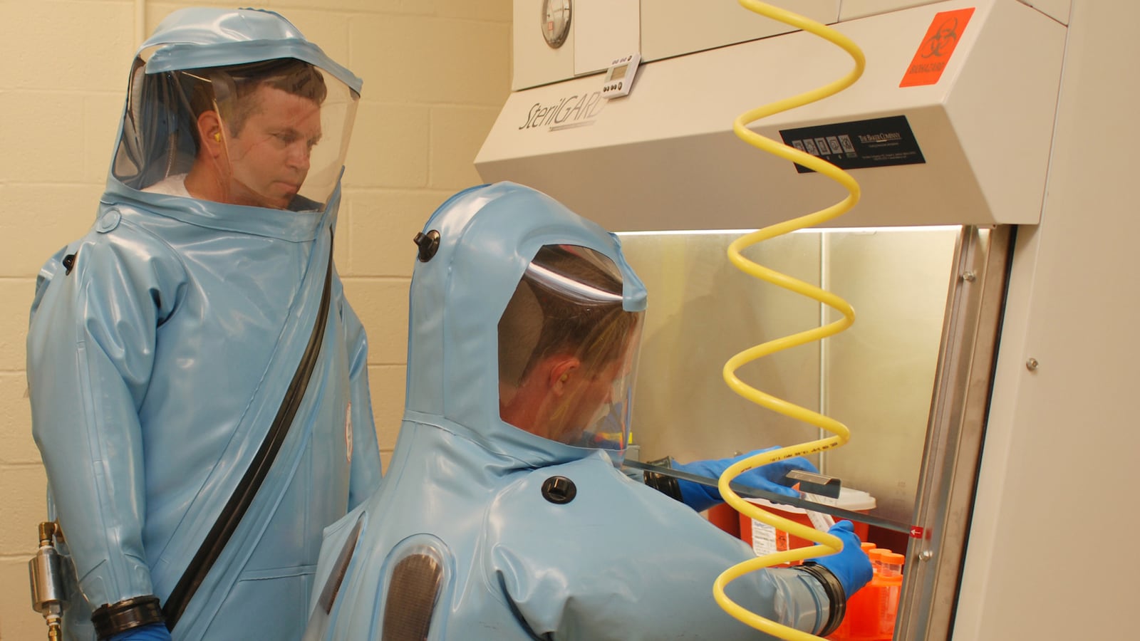 articles/2014/08/08/why-the-white-americans-got-the-secret-ebola-serum/140806-daly-ebola-tease_e6euxv