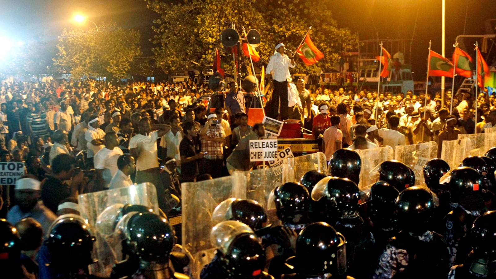 articles/2012/02/09/in-the-maldives-a-coup-in-paradise/a-coup-in-paradise-chakrabarti_zutsdq