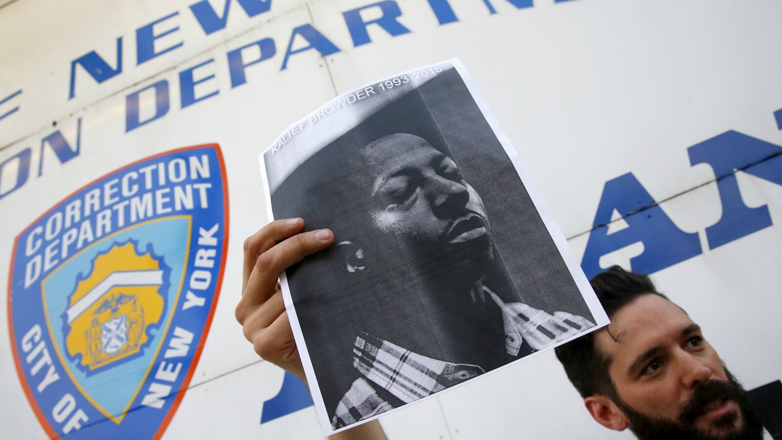 cheats/2015/06/18/rikers-guards-may-soon-wear-body-cameras/150618-rikers-cheat_ef59ox