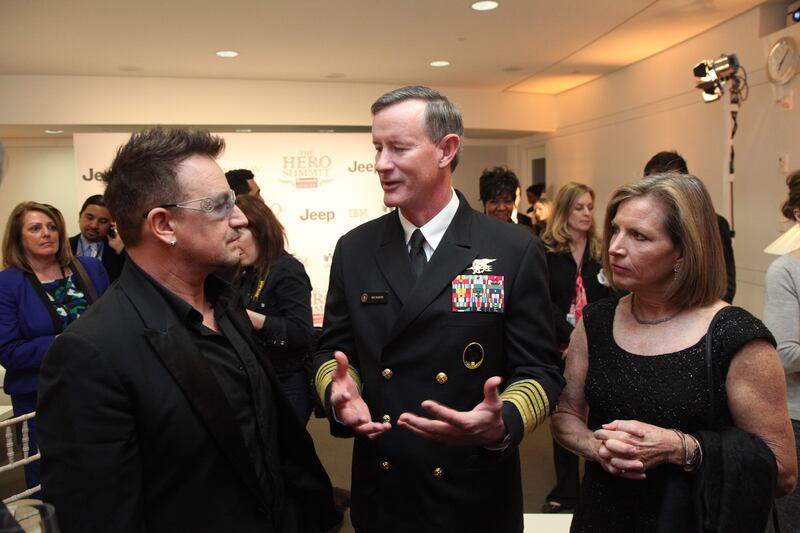 galleries/2012/11/15/william-mcraven-bono-more-from-the-hero-summit-photos/hero-summit-dinner-02_b5hzga