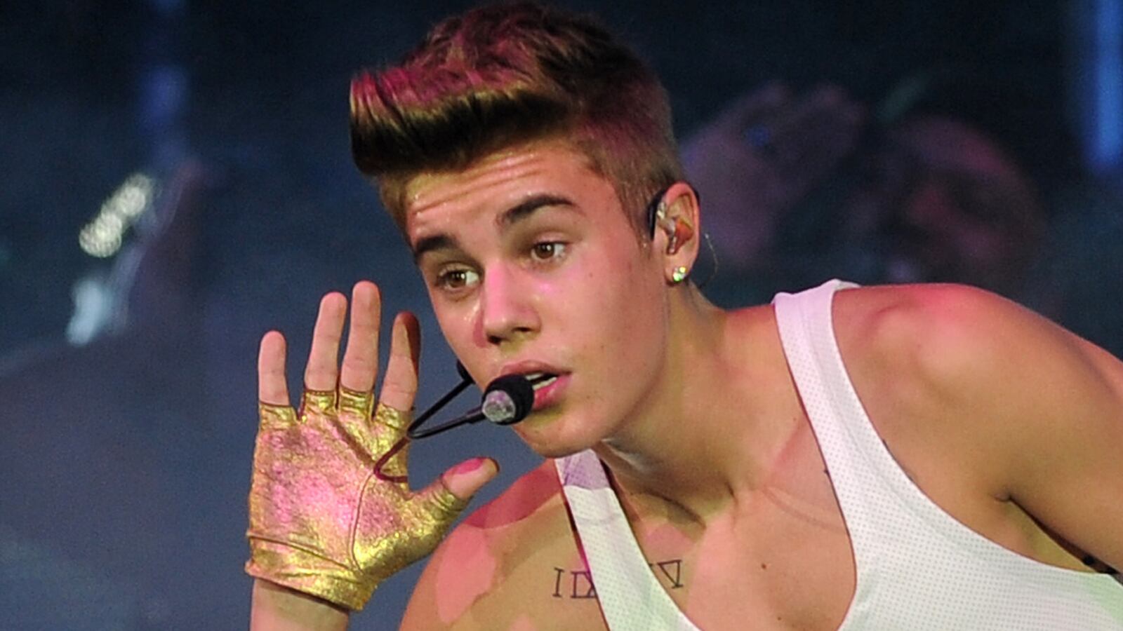 cheats/2013/03/14/justin-bieber-disses-lindsay-lohan/130204-bieber-birthday-cheat_jwrgky