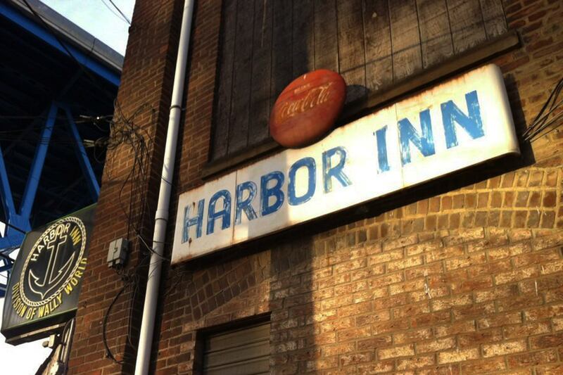 galleries/2016/07/17/the-best-political-drinking-bars/160717-best-political-bar-gallery-GAL-01_fdfbgj